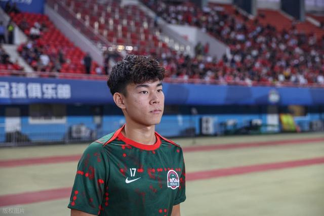 唏嘘！他曾是中国男足留洋新星，被视为武磊接班人，如今踢不上球|中甲|何小珂|河南队|阿奇姆彭|尹鸿博_新浪体育_新浪新闻