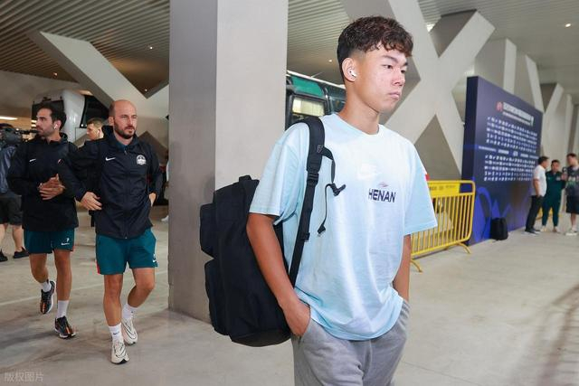 唏嘘！他曾是中国男足留洋新星，被视为武磊接班人，如今踢不上球|中甲|何小珂|河南队|阿奇姆彭|尹鸿博_新浪体育_新浪新闻