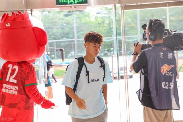 唏嘘！他曾是中国男足留洋新星，被视为武磊接班人，如今踢不上球|中甲|何小珂|河南队|阿奇姆彭|尹鸿博_新浪体育_新浪新闻