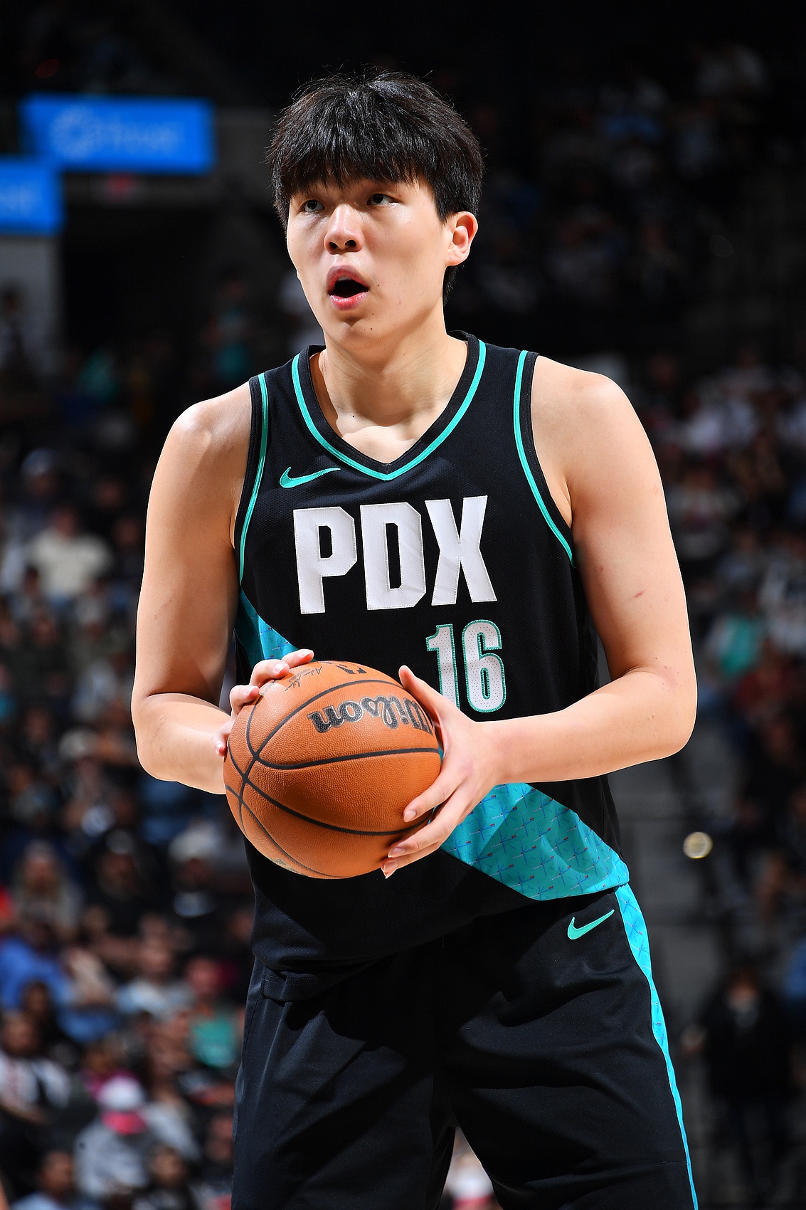 媒体人:杨瀚森的3分球至今投得并不好 球队目前没机会给他去低位