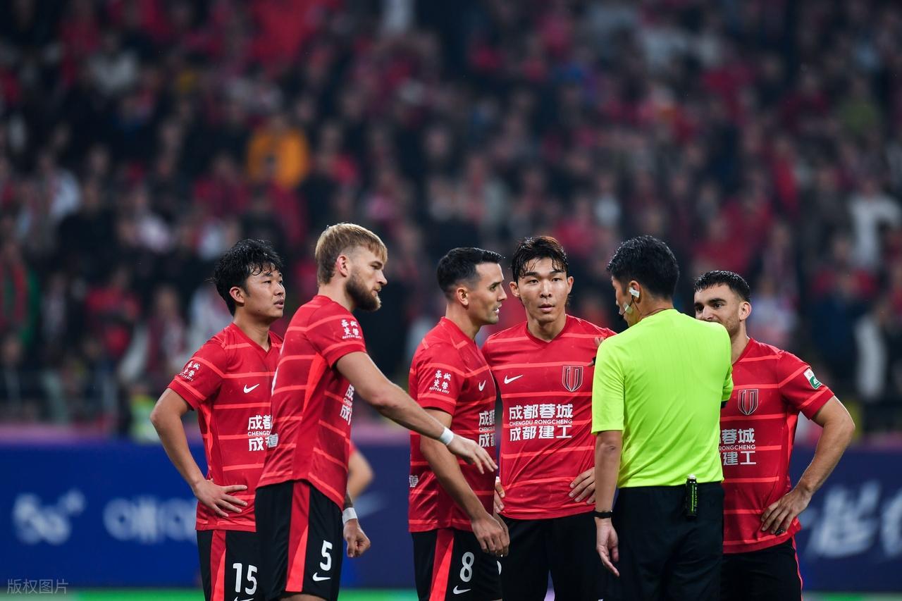 又走一猛将,成都蓉城雪上加霜,新赛季别说冠军,前五都难进!