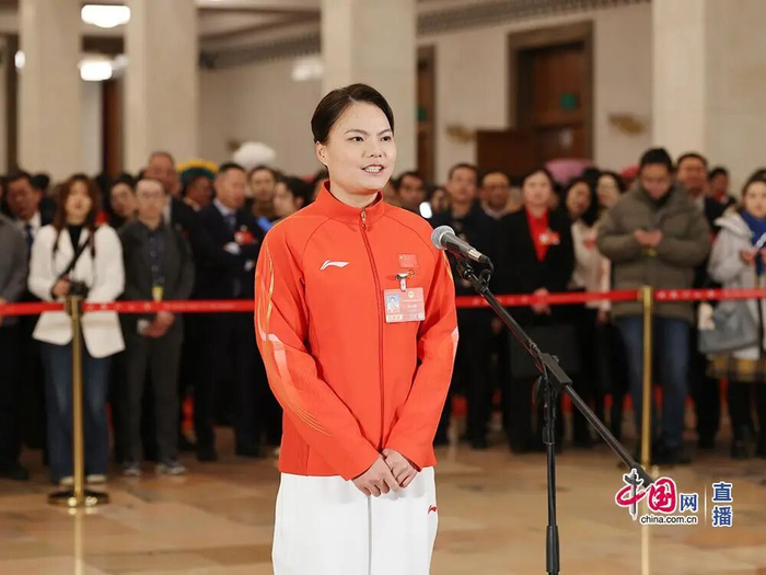 IM中国电竞-江西奥运冠军徐诗晓亮相两会“代表通道”！|水上运动|全国两会|中国奥运代表团|巴黎奥运会|世锦赛_新浪新闻