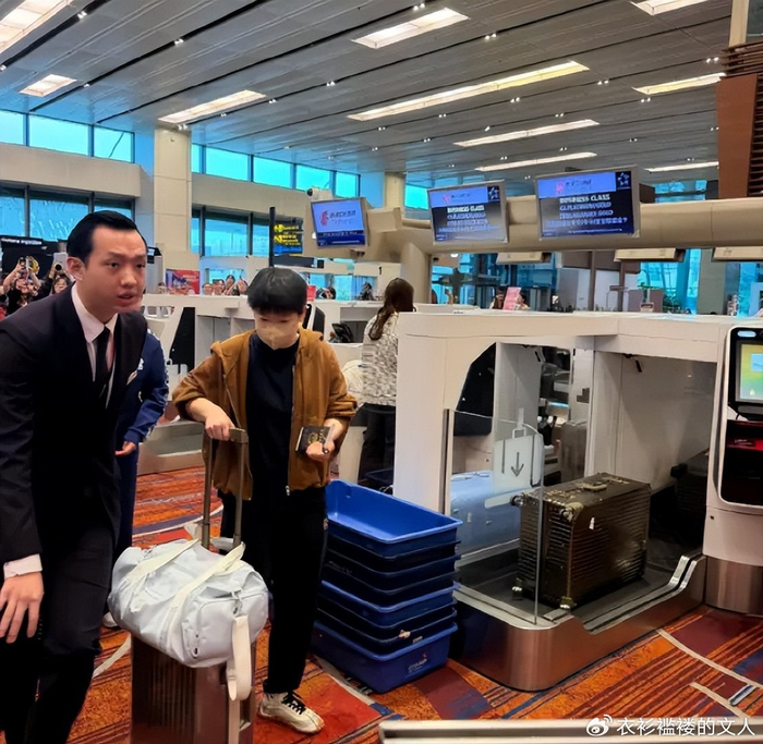 IM电竞官方数据比分-球迷晒国乒回国照，孙颖莎变风格，王楚钦行走的模特，王曼昱冷酷|WTT新加坡大满贯|女单|男双|女双|比赛_新浪新闻